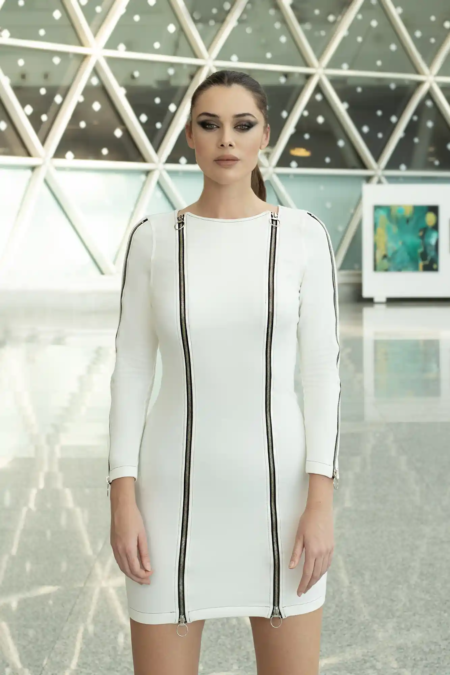 Biała sukienka - obrazek 2